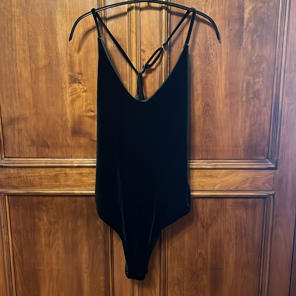 Stunning NWOT Dark Green Velvet Bodysuit, size L - Picture 8 of 14